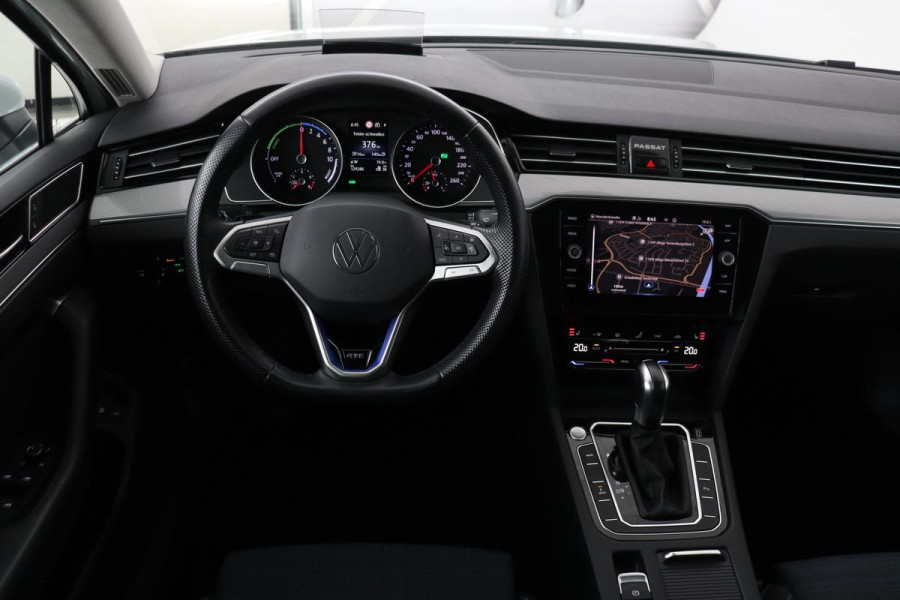 Volkswagen Passat 1.4 TSI PHEV GTE | Head-Up | Stoelverwarming | Camera | Adaptive cruise | Massage | Side Assist | Carplay | Matrix LED | Achterbankverwarming | Navigatie