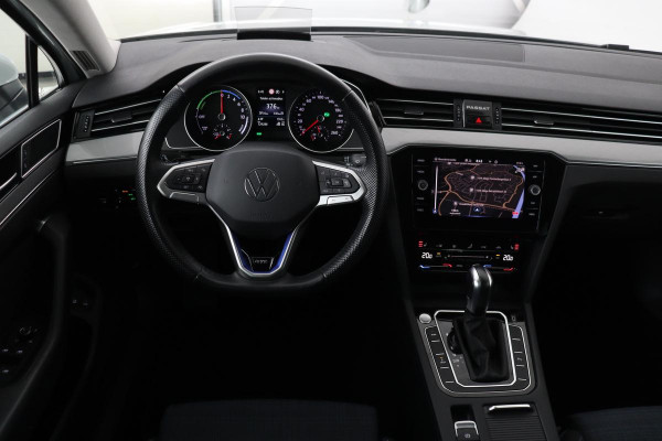 Volkswagen Passat 1.4 TSI PHEV GTE | Head-Up | Stoelverwarming | Camera | Adaptive cruise | Massage | Side Assist | Carplay | Matrix LED | Achterbankverwarming | Navigatie