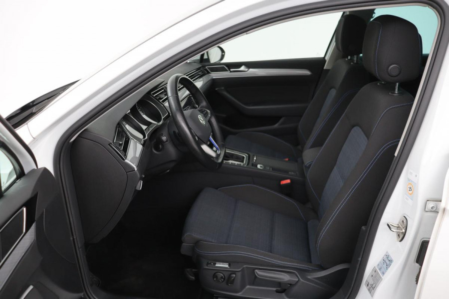 Volkswagen Passat 1.4 TSI PHEV GTE | Head-Up | Stoelverwarming | Camera | Adaptive cruise | Massage | Side Assist | Carplay | Matrix LED | Achterbankverwarming | Navigatie