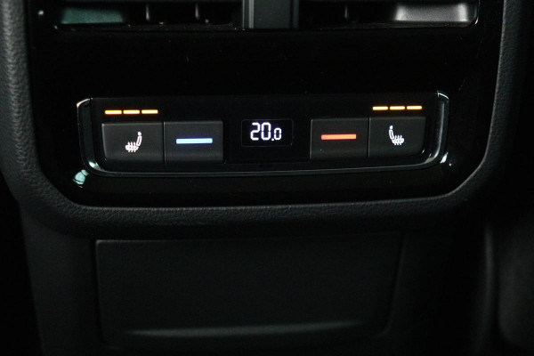 Volkswagen Passat 1.4 TSI PHEV GTE | Head-Up | Stoelverwarming | Camera | Adaptive cruise | Massage | Side Assist | Carplay | Matrix LED | Achterbankverwarming | Navigatie