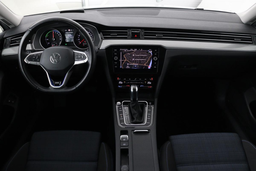 Volkswagen Passat 1.4 TSI PHEV GTE | Head-Up | Stoelverwarming | Camera | Adaptive cruise | Massage | Side Assist | Carplay | Matrix LED | Achterbankverwarming | Navigatie