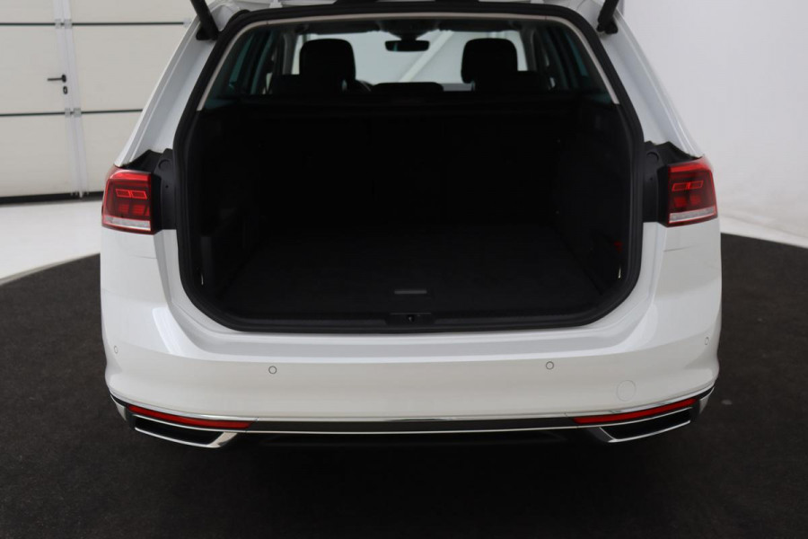 Volkswagen Passat 1.4 TSI PHEV GTE | Head-Up | Stoelverwarming | Camera | Adaptive cruise | Massage | Side Assist | Carplay | Matrix LED | Achterbankverwarming | Navigatie