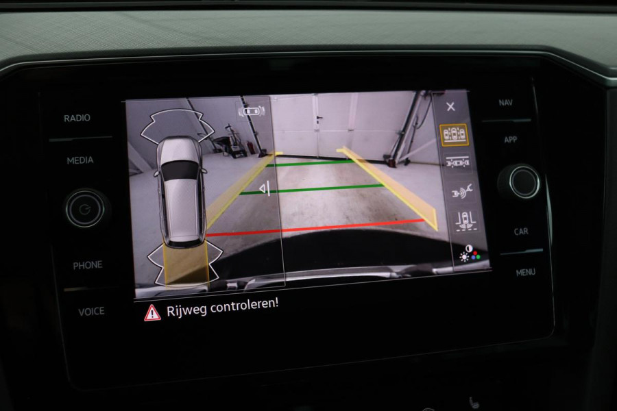 Volkswagen Passat 1.4 TSI PHEV GTE | Head-Up | Stoelverwarming | Camera | Adaptive cruise | Massage | Side Assist | Carplay | Matrix LED | Achterbankverwarming | Navigatie
