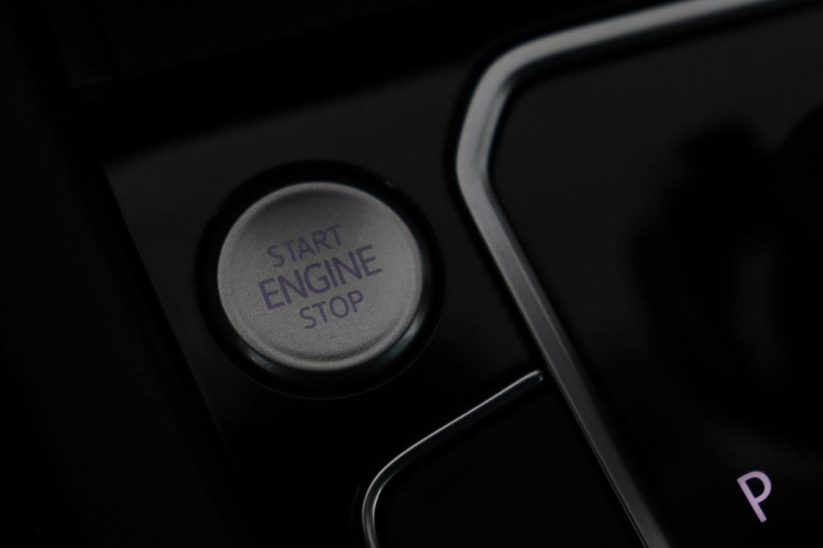 Volkswagen Passat 1.4 TSI PHEV GTE | Head-Up | Stoelverwarming | Camera | Adaptive cruise | Massage | Side Assist | Carplay | Matrix LED | Achterbankverwarming | Navigatie