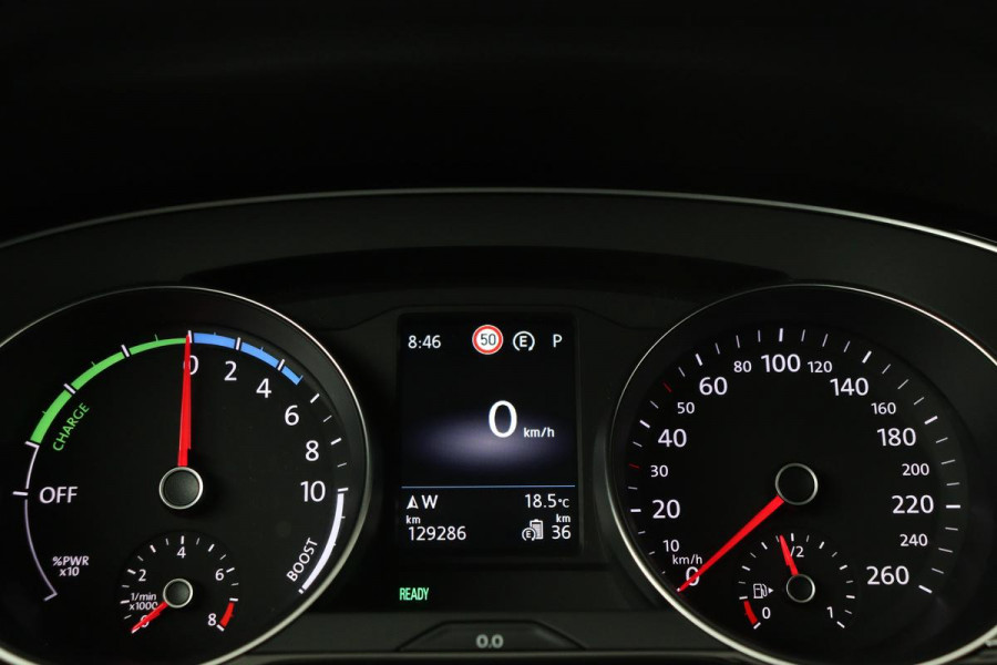 Volkswagen Passat 1.4 TSI PHEV GTE | Head-Up | Stoelverwarming | Camera | Adaptive cruise | Massage | Side Assist | Carplay | Matrix LED | Achterbankverwarming | Navigatie