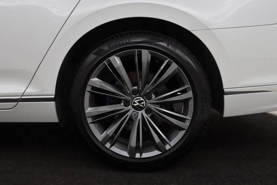 Volkswagen Passat 1.4 TSI PHEV GTE | Head-Up | Stoelverwarming | Camera | Adaptive cruise | Massage | Side Assist | Carplay | Matrix LED | Achterbankverwarming | Navigatie