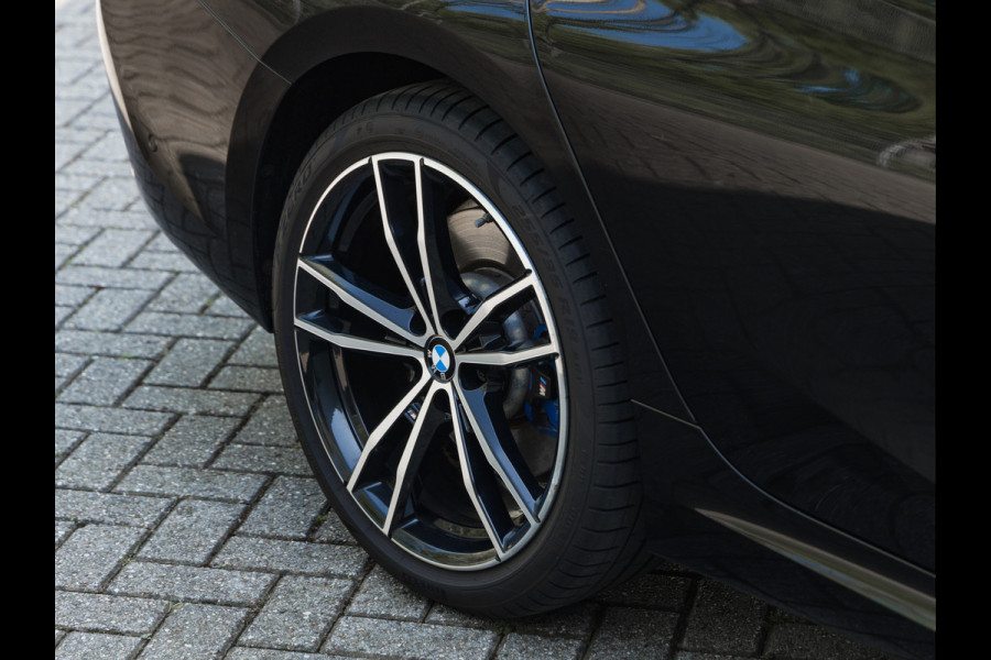BMW 3-serie 330e M-Sport - Harman Kardon - Camera - Driving Assistant - 19 inch
