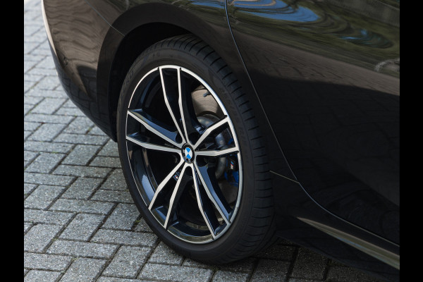BMW 3-serie 330e M-Sport - Harman Kardon - Camera - Driving Assistant - 19 inch