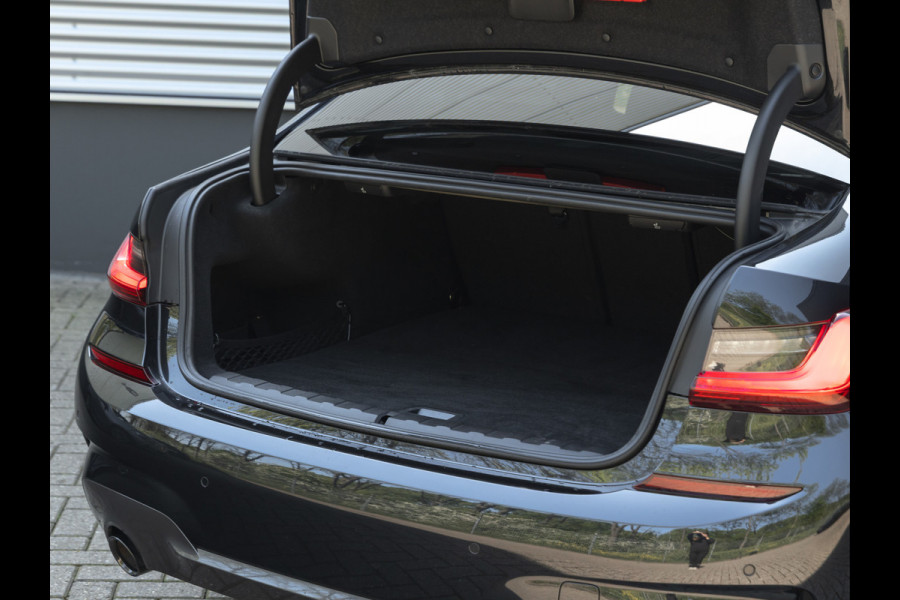 BMW 3-serie 330e M-Sport - Harman Kardon - Camera - Driving Assistant - 19 inch