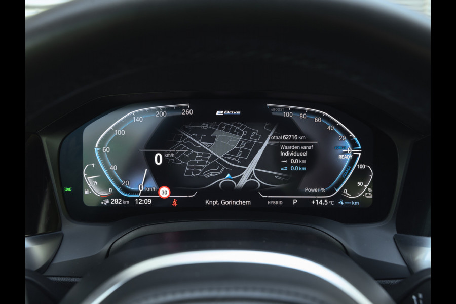 BMW 3-serie 330e M-Sport - Harman Kardon - Camera - Driving Assistant - 19 inch