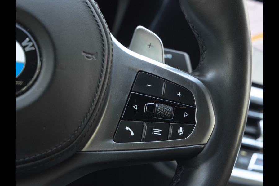 BMW 3-serie 330e M-Sport - Harman Kardon - Camera - Driving Assistant - 19 inch