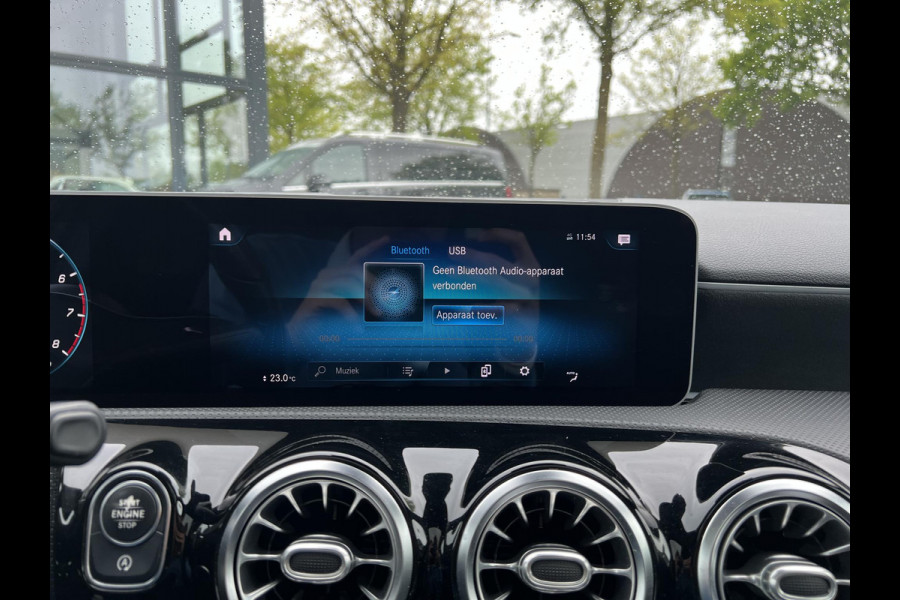 Mercedes-Benz A-Klasse 200 Business Solution AMG PANO | AMBILIGHT | CAMERA | RIJKLAAR INCL. 12 MND. BOVAGGARANTIE