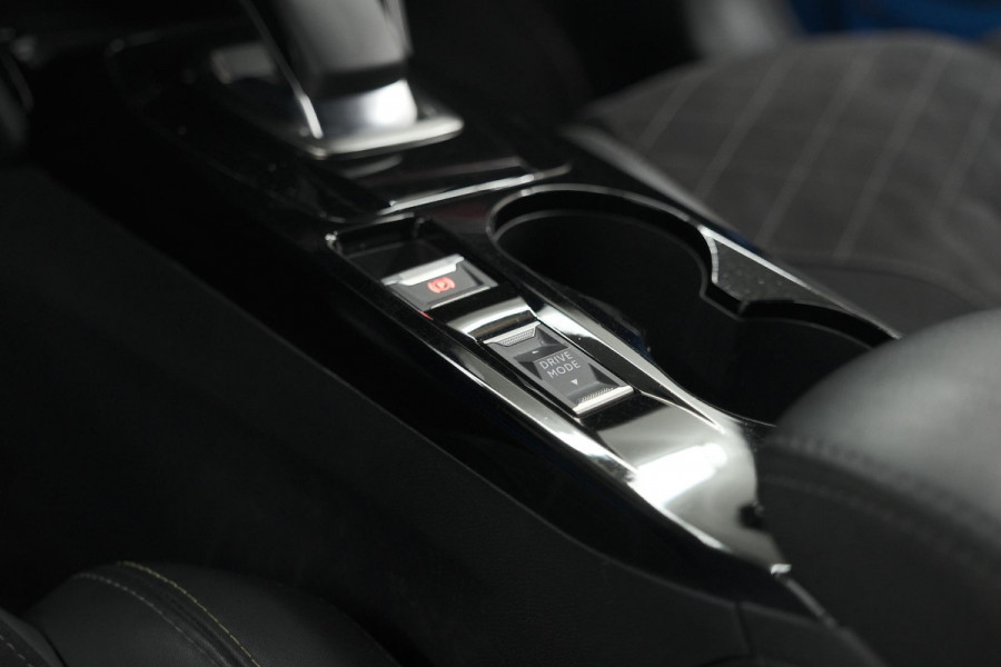 Peugeot e-208 EV GT Pack 50 kWh | 3 Fase | Camera | Panoramadak | Dodehoekdetectie | Apple Carplay