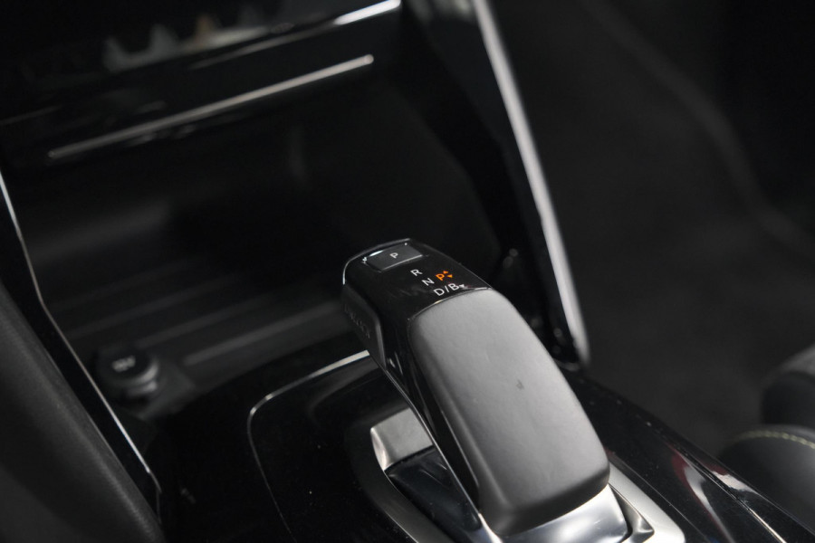 Peugeot e-208 EV GT Pack 50 kWh | 3 Fase | Camera | Panoramadak | Dodehoekdetectie | Apple Carplay
