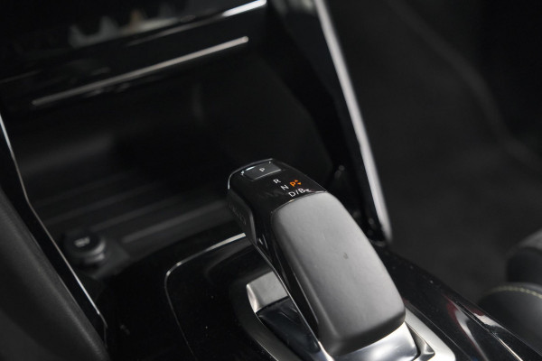 Peugeot e-208 EV GT Pack 50 kWh | 3 Fase | Camera | Panoramadak | Dodehoekdetectie | Apple Carplay