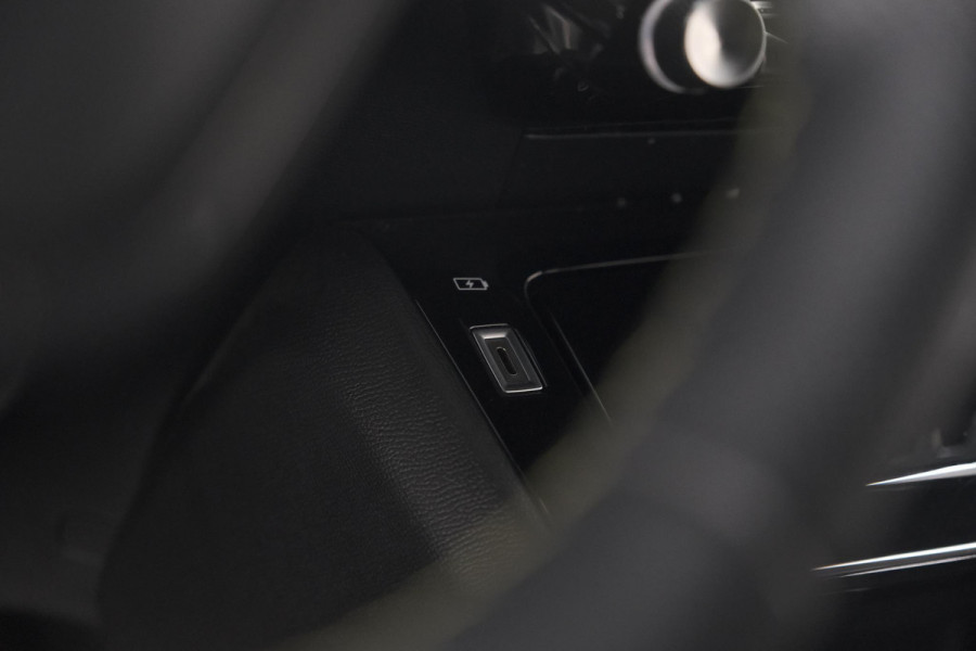 Peugeot e-208 EV GT Pack 50 kWh | 3 Fase | Camera | Panoramadak | Dodehoekdetectie | Apple Carplay
