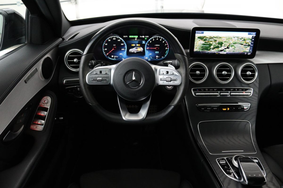 Mercedes-Benz C-Klasse 300e AMG | Panoramadak | Stoelverwarming | 360 camera | Trekhaak | Carplay | Dodehoek detectie | Matrix LED | Navigatie | Half leder