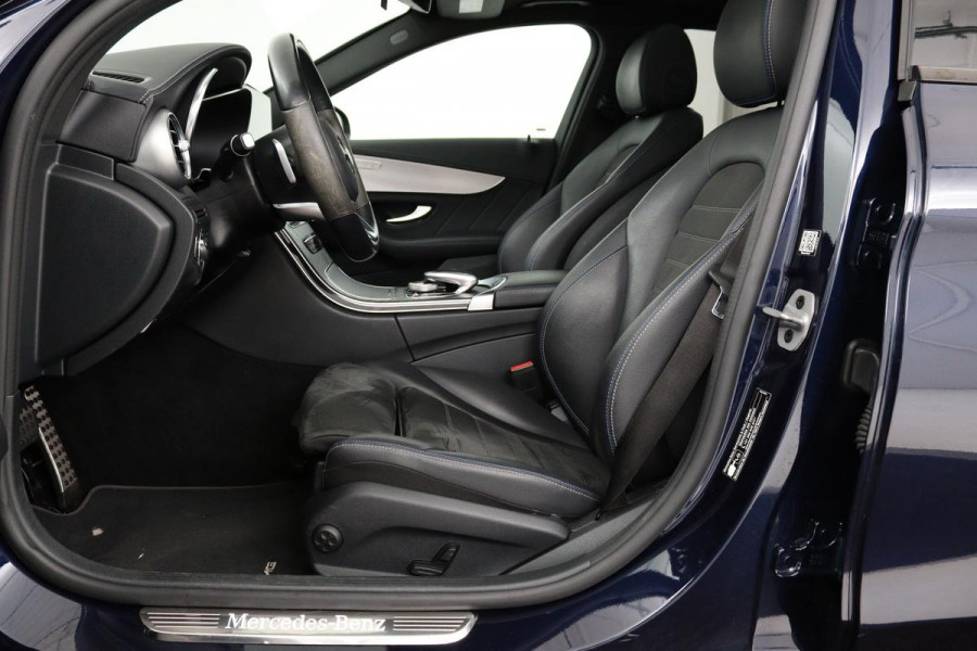 Mercedes-Benz C-Klasse 300e AMG | Panoramadak | Stoelverwarming | 360 camera | Trekhaak | Carplay | Dodehoek detectie | Matrix LED | Navigatie | Half leder