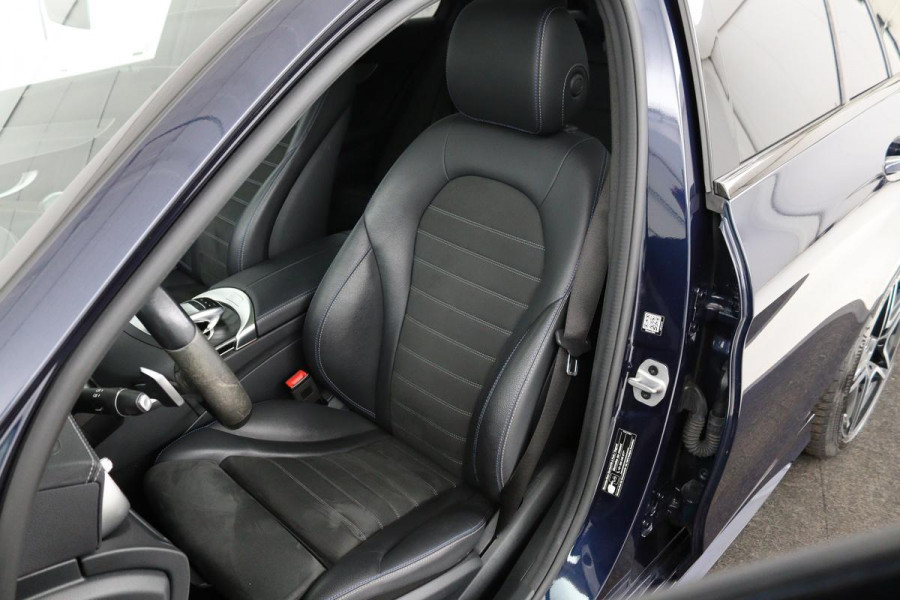 Mercedes-Benz C-Klasse 300e AMG | Panoramadak | Stoelverwarming | 360 camera | Trekhaak | Carplay | Dodehoek detectie | Matrix LED | Navigatie | Half leder