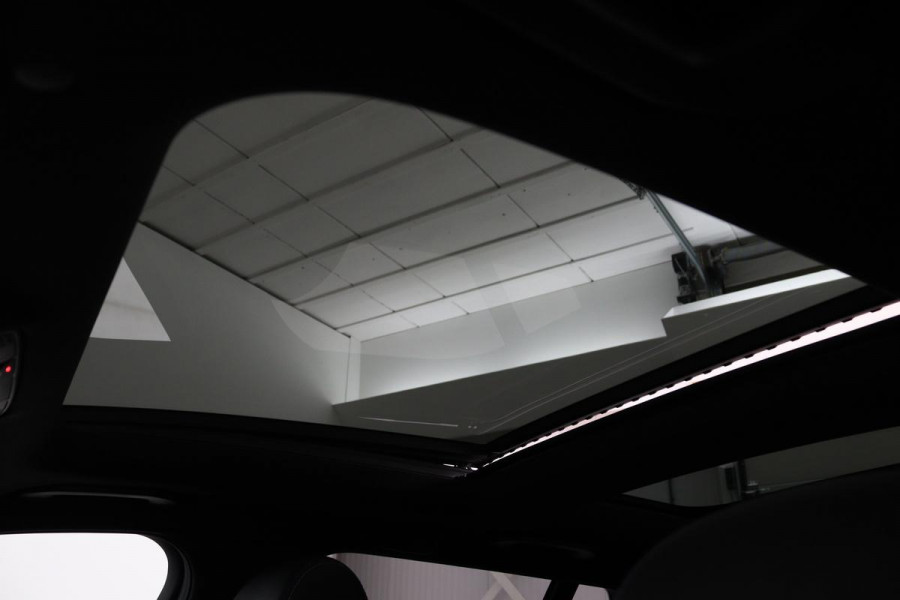 Mercedes-Benz C-Klasse 300e AMG | Panoramadak | Stoelverwarming | 360 camera | Trekhaak | Carplay | Dodehoek detectie | Matrix LED | Navigatie | Half leder