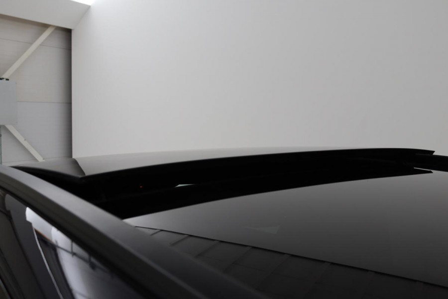 Mercedes-Benz C-Klasse 300e AMG | Panoramadak | Stoelverwarming | 360 camera | Trekhaak | Carplay | Dodehoek detectie | Matrix LED | Navigatie | Half leder