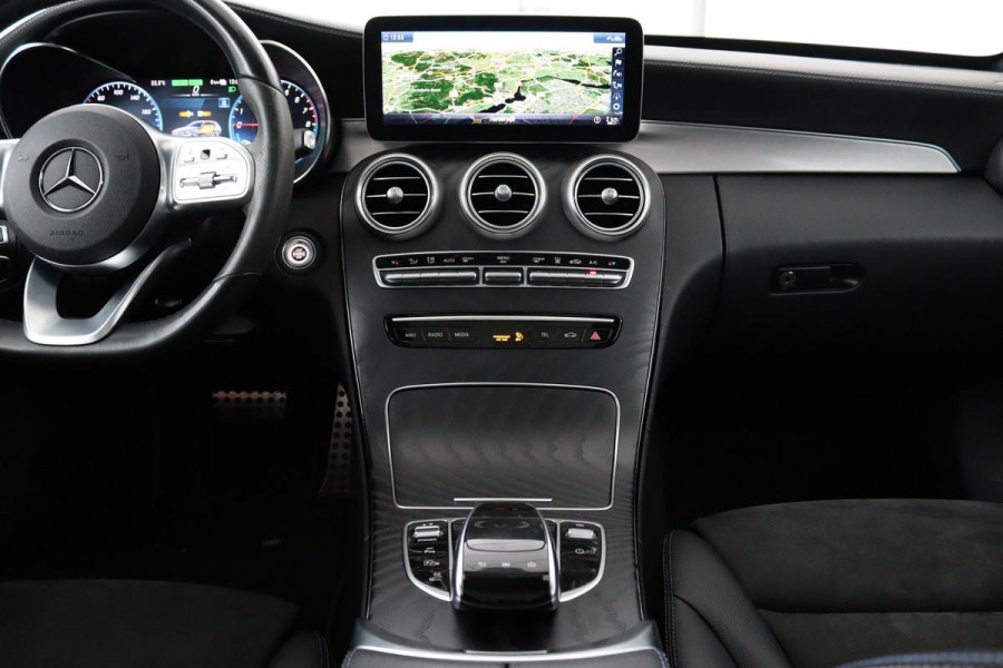 Mercedes-Benz C-Klasse 300e AMG | Panoramadak | Stoelverwarming | 360 camera | Trekhaak | Carplay | Dodehoek detectie | Matrix LED | Navigatie | Half leder