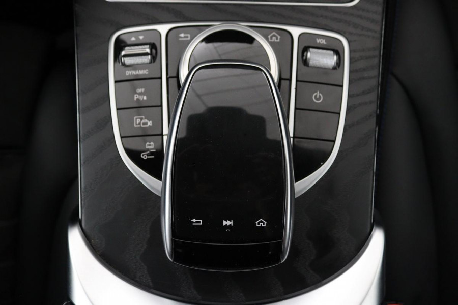 Mercedes-Benz C-Klasse 300e AMG | Panoramadak | Stoelverwarming | 360 camera | Trekhaak | Carplay | Dodehoek detectie | Matrix LED | Navigatie | Half leder