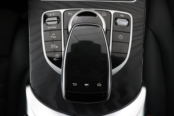 Mercedes-Benz C-Klasse 300e AMG | Panoramadak | Stoelverwarming | 360 camera | Trekhaak | Carplay | Dodehoek detectie | Matrix LED | Navigatie | Half leder