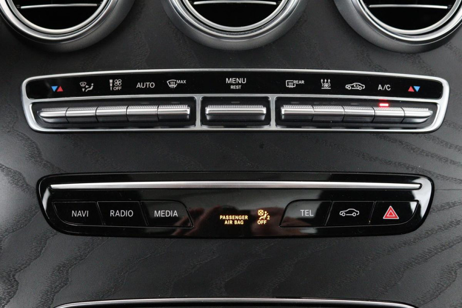 Mercedes-Benz C-Klasse 300e AMG | Panoramadak | Stoelverwarming | 360 camera | Trekhaak | Carplay | Dodehoek detectie | Matrix LED | Navigatie | Half leder