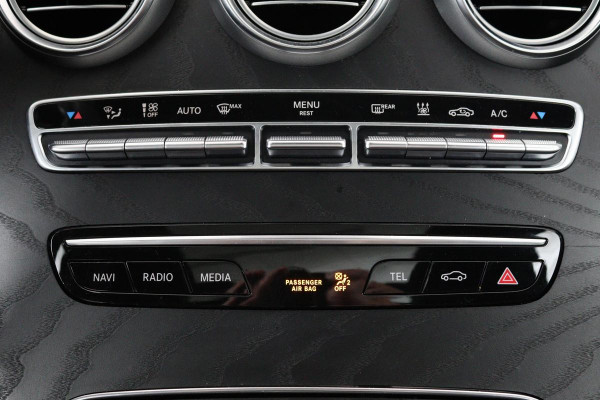 Mercedes-Benz C-Klasse 300e AMG | Panoramadak | Stoelverwarming | 360 camera | Trekhaak | Carplay | Dodehoek detectie | Matrix LED | Navigatie | Half leder
