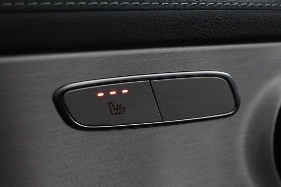 Mercedes-Benz C-Klasse 300e AMG | Panoramadak | Stoelverwarming | 360 camera | Trekhaak | Carplay | Dodehoek detectie | Matrix LED | Navigatie | Half leder
