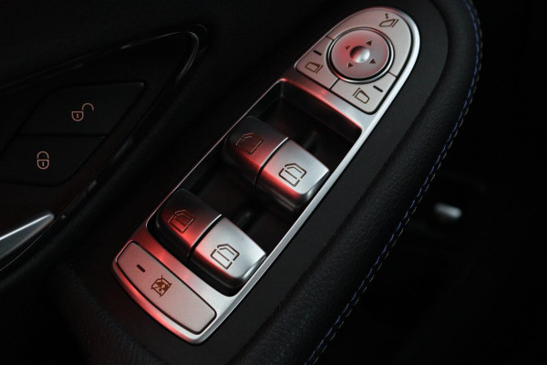 Mercedes-Benz C-Klasse 300e AMG | Panoramadak | Stoelverwarming | 360 camera | Trekhaak | Carplay | Dodehoek detectie | Matrix LED | Navigatie | Half leder