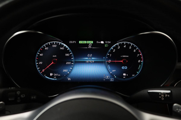 Mercedes-Benz C-Klasse 300e AMG | Panoramadak | Stoelverwarming | 360 camera | Trekhaak | Carplay | Dodehoek detectie | Matrix LED | Navigatie | Half leder
