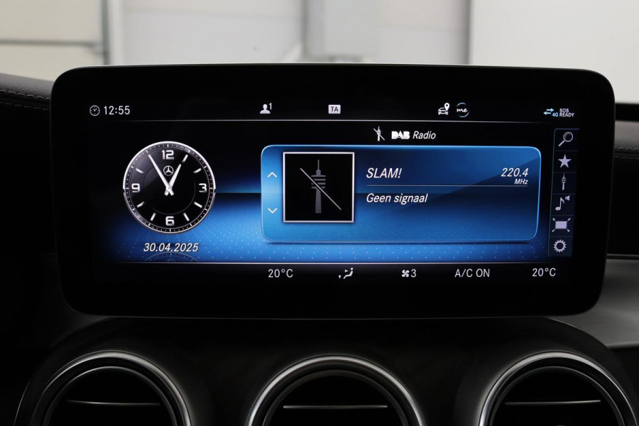 Mercedes-Benz C-Klasse 300e AMG | Panoramadak | Stoelverwarming | 360 camera | Trekhaak | Carplay | Dodehoek detectie | Matrix LED | Navigatie | Half leder