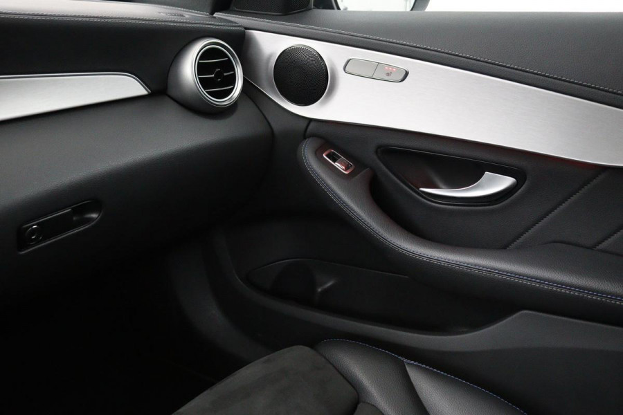 Mercedes-Benz C-Klasse 300e AMG | Panoramadak | Stoelverwarming | 360 camera | Trekhaak | Carplay | Dodehoek detectie | Matrix LED | Navigatie | Half leder