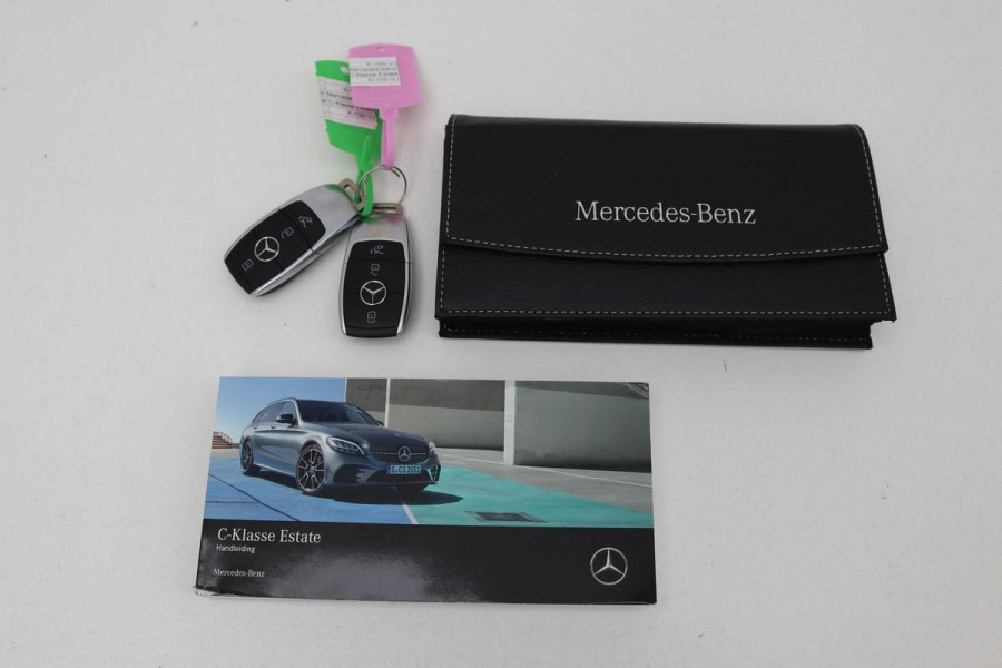 Mercedes-Benz C-Klasse 300e AMG | Panoramadak | Stoelverwarming | 360 camera | Trekhaak | Carplay | Dodehoek detectie | Matrix LED | Navigatie | Half leder