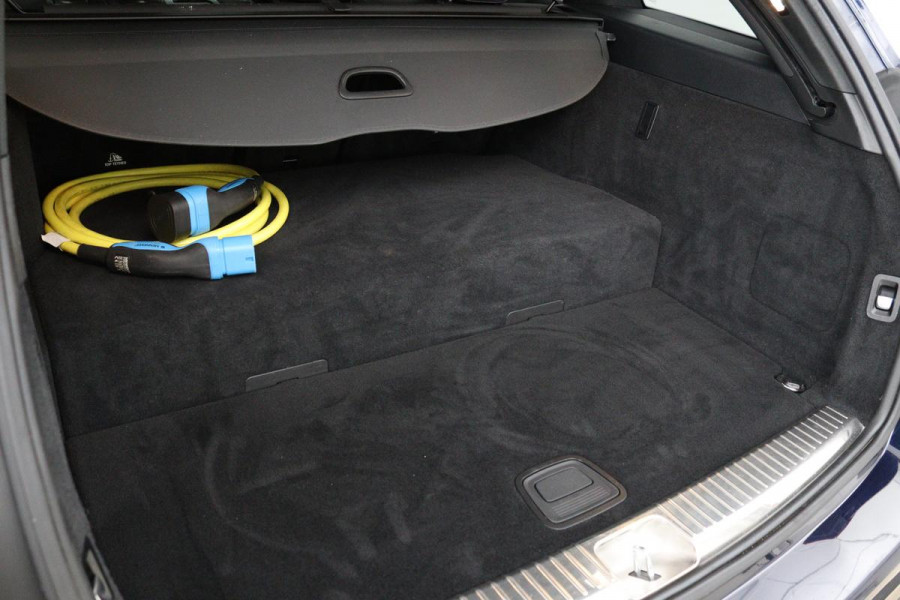 Mercedes-Benz C-Klasse 300e AMG | Panoramadak | Stoelverwarming | 360 camera | Trekhaak | Carplay | Dodehoek detectie | Matrix LED | Navigatie | Half leder