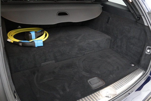 Mercedes-Benz C-Klasse 300e AMG | Panoramadak | Stoelverwarming | 360 camera | Trekhaak | Carplay | Dodehoek detectie | Matrix LED | Navigatie | Half leder