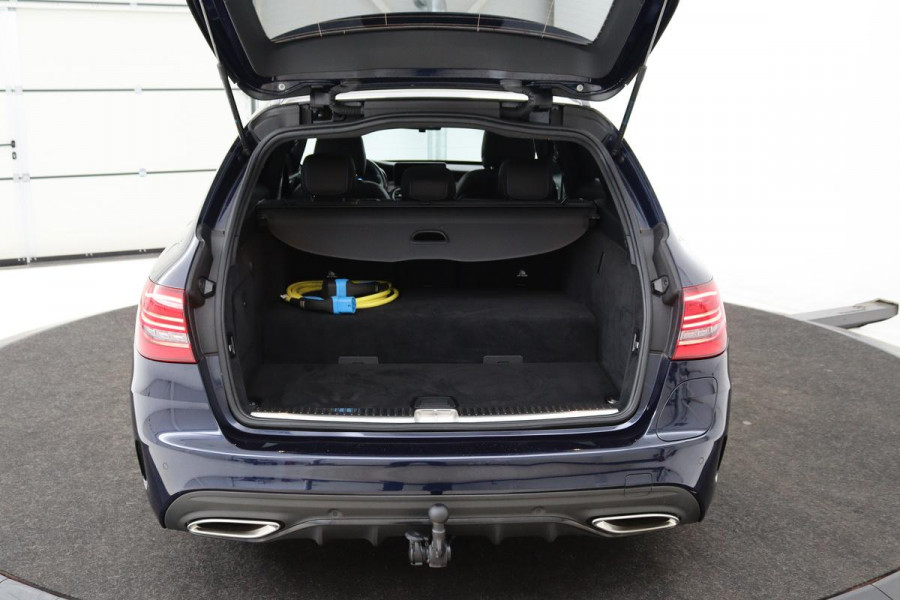 Mercedes-Benz C-Klasse 300e AMG | Panoramadak | Stoelverwarming | 360 camera | Trekhaak | Carplay | Dodehoek detectie | Matrix LED | Navigatie | Half leder