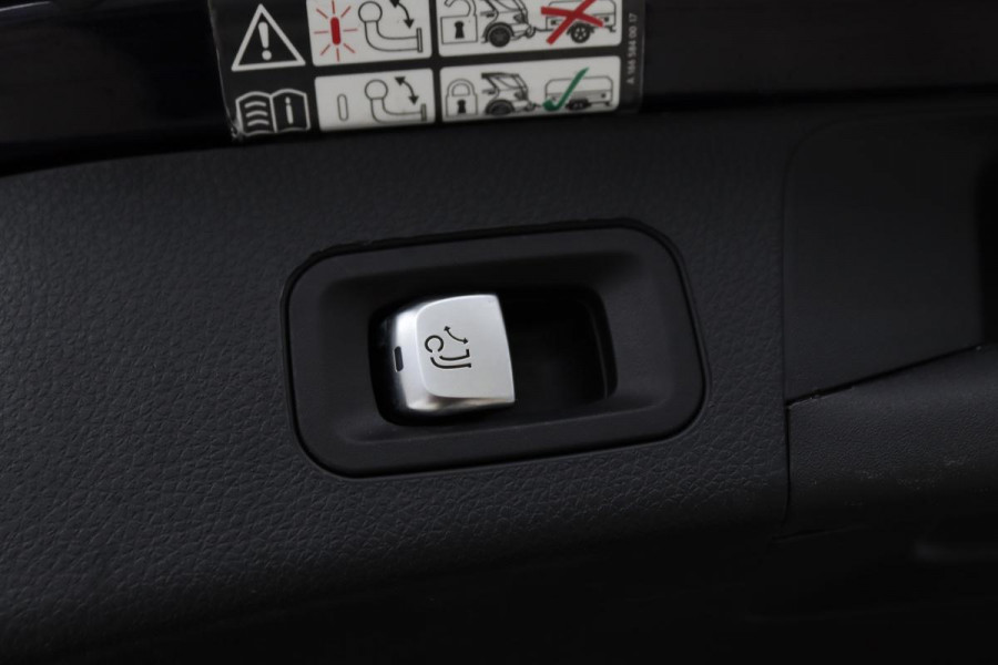 Mercedes-Benz C-Klasse 300e AMG | Panoramadak | Stoelverwarming | 360 camera | Trekhaak | Carplay | Dodehoek detectie | Matrix LED | Navigatie | Half leder