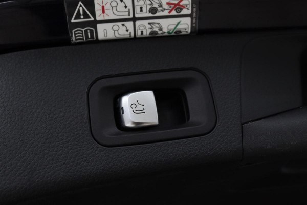 Mercedes-Benz C-Klasse 300e AMG | Panoramadak | Stoelverwarming | 360 camera | Trekhaak | Carplay | Dodehoek detectie | Matrix LED | Navigatie | Half leder
