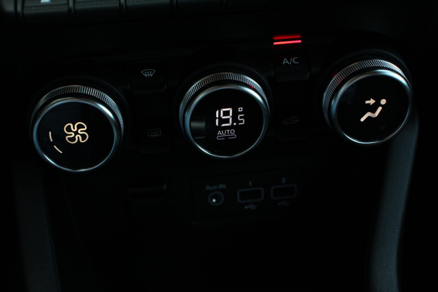 Renault Clio 1.0 TCe 100 pk Automaat Experience Navigatie Climate Control Led Cruise control Parkeer sensoren Lichtmetalen Velgen Extra Getint Glas DAB Parkeer Sensoren