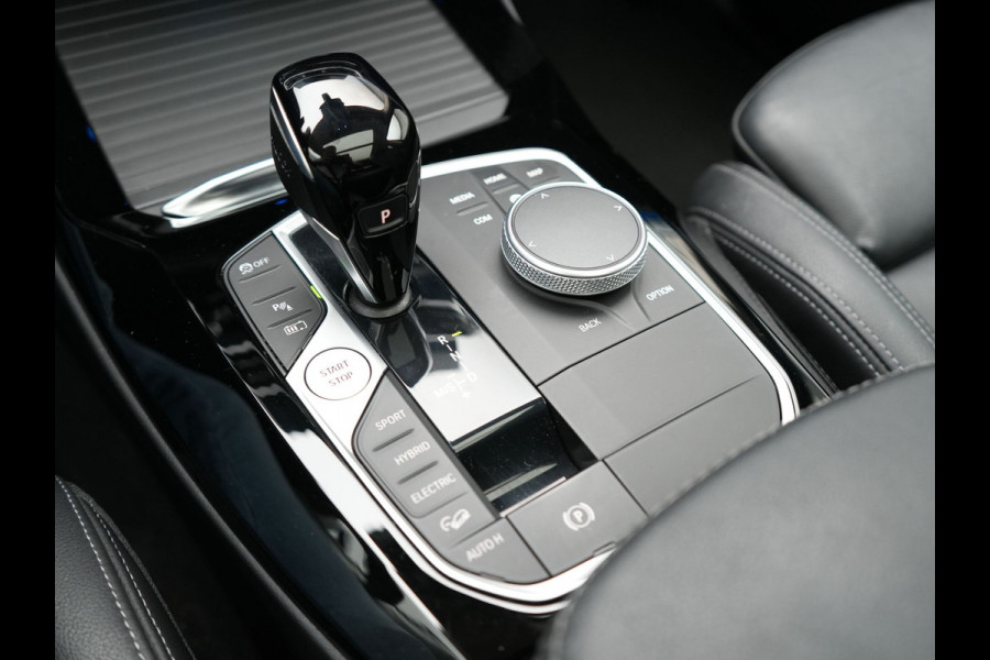 BMW X3 xDrive30e Executive Plug In Hybrid Facelift Dealer O.H. PHEV | Nieuw Model | Panodak | Lederen Sportstoelen | Head Up | Laser LED | Navigatie Groot | Virtual | Apple Carplay | Camera | DAB | Sfeerverlichting | L.M. 19" |