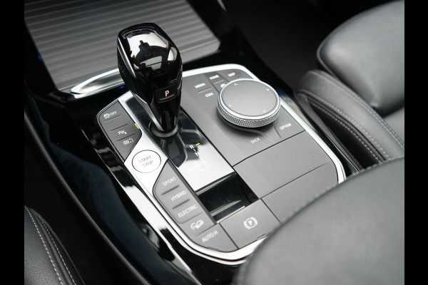 BMW X3 xDrive30e Executive Plug In Hybrid Facelift Dealer O.H. PHEV | Nieuw Model | Panodak | Lederen Sportstoelen | Head Up | Laser LED | Navigatie Groot | Virtual | Apple Carplay | Camera | DAB | Sfeerverlichting | L.M. 19" |
