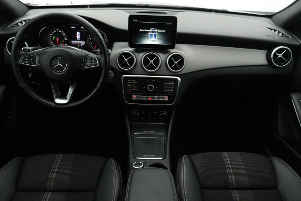Mercedes-Benz CLA-Klasse 180 Business Solution(NL-auto, Goed OnderH, Navi Groot, StoelV, Cruise Con, Sportstoelen, Etc)