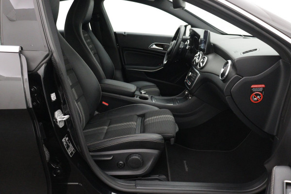 Mercedes-Benz CLA-Klasse 180 Business Solution(NL-auto, Goed OnderH, Navi Groot, StoelV, Cruise Con, Sportstoelen, Etc)