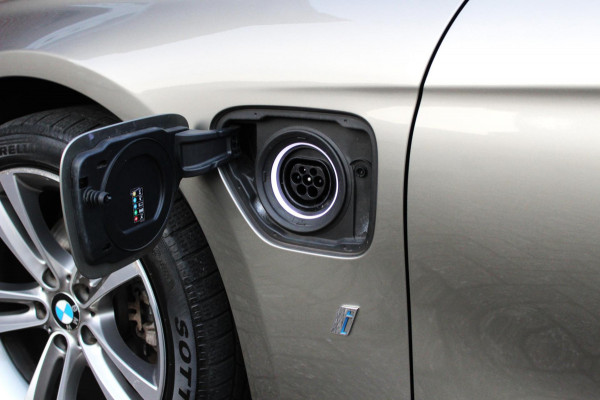 BMW 3-serie 330e Sport Line, Schuifdak (BTW-auto)