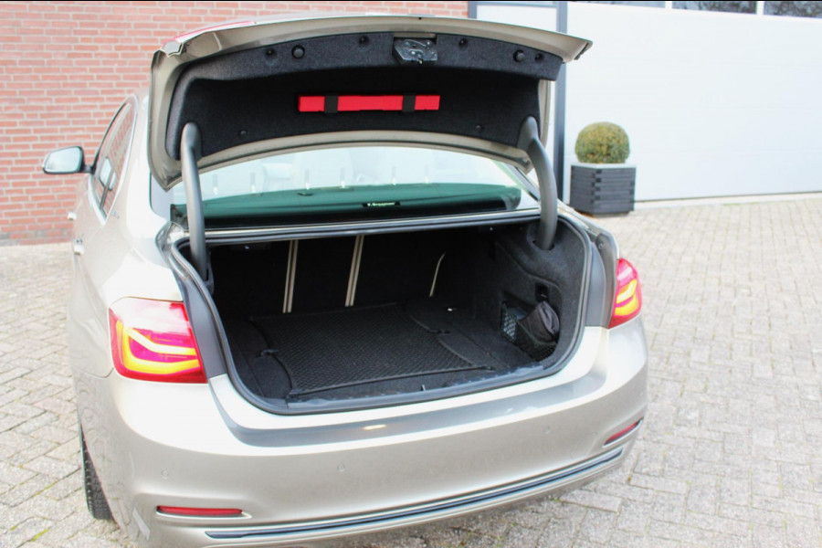BMW 3-serie 330e Sport Line, Schuifdak (BTW-auto)
