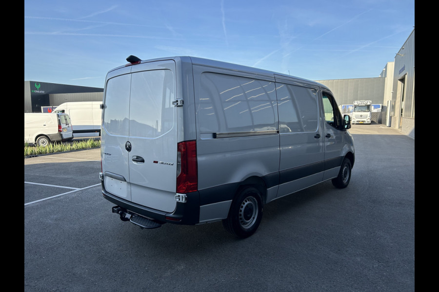 Mercedes-Benz Sprinter 315 CDI L2 H1 RWD / Trekhaak / MBUX / Camera / Carplay navigatie / Airco / 270 Graden achterdeuren