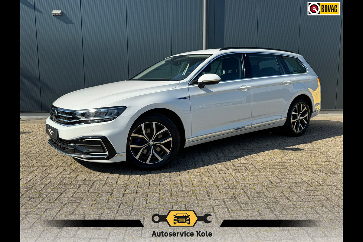 Volkswagen Passat Variant * GTE * Camera * Cruise * Rijstrooksensor * Apple Car-Play * Volkswagen Passat Variant * GTE * Camera * Cruise * Rijstrooksensor * Apple Car-Play *